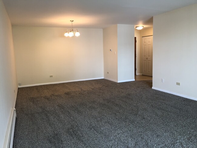 Building Photo - 1331 S Finley Rd
