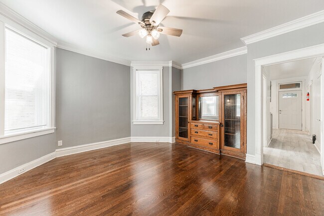 Foto del edificio - 2946 N Springfield Ave