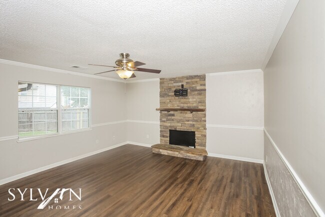 Building Photo - This 4 BR, 2.5 BA house is the perfect pla...