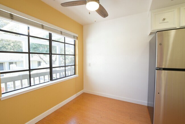Foto del edificio - Sharp, Bright and Tranquil 2 Bedroom 2 Bath Condo in the Villages Community!