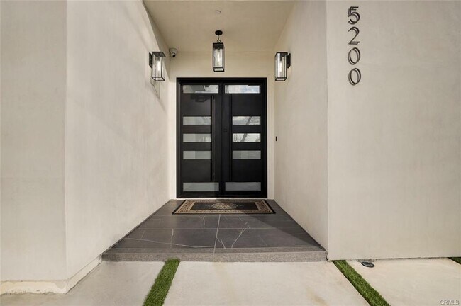 Building Photo - 5200 Avenida Oriente