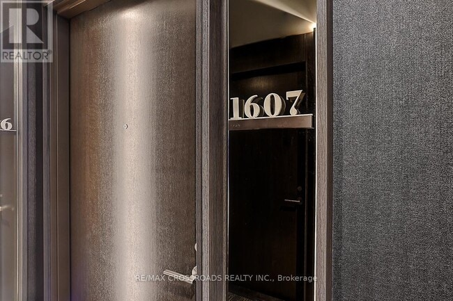 Building Photo - 11 Yorkville Ave