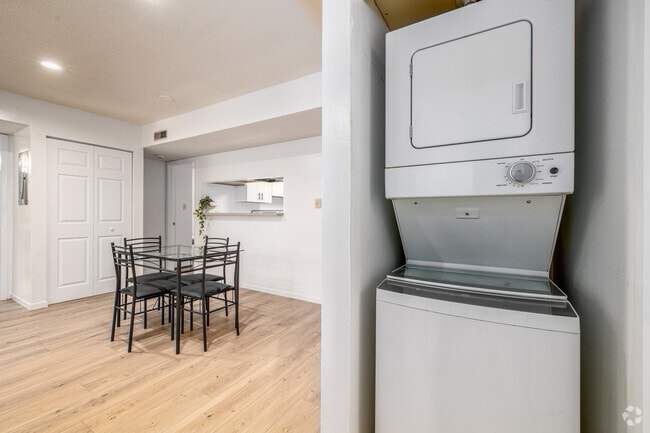 4BR, 2BA - 1,000SF - Laundry - Campus Oaks