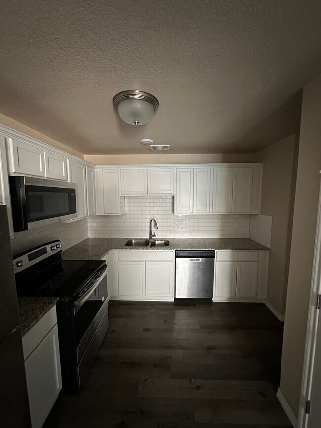 Foto del edificio - AVAILABLE NOW! - 2 WEEKS FREE (SECTION 8 A...