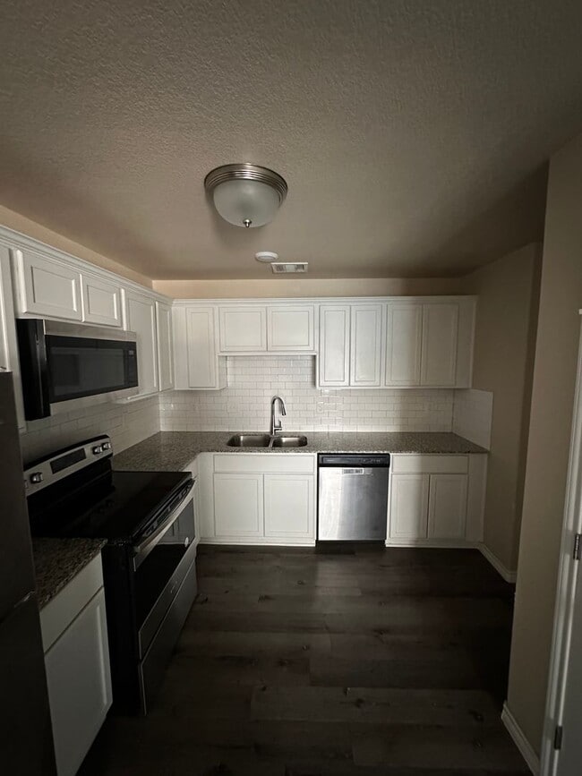 Building Photo - AVAILABLE NOW! (SECTION 8 ACCEPTED)