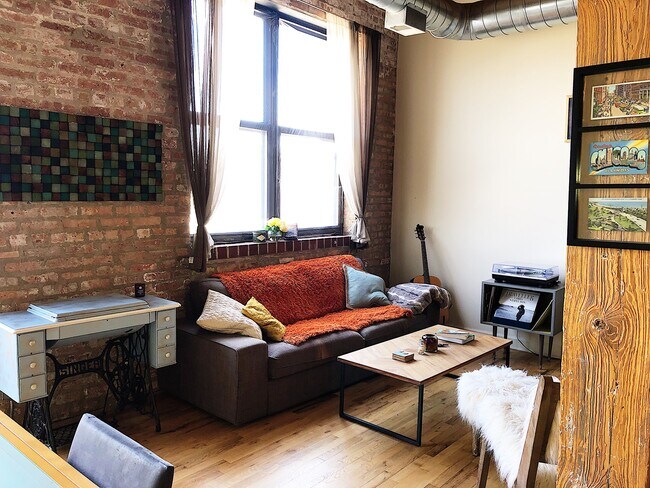 Sala de estar con techos altos y gran cantidad de luz natural - 612 N Oakley Blvd