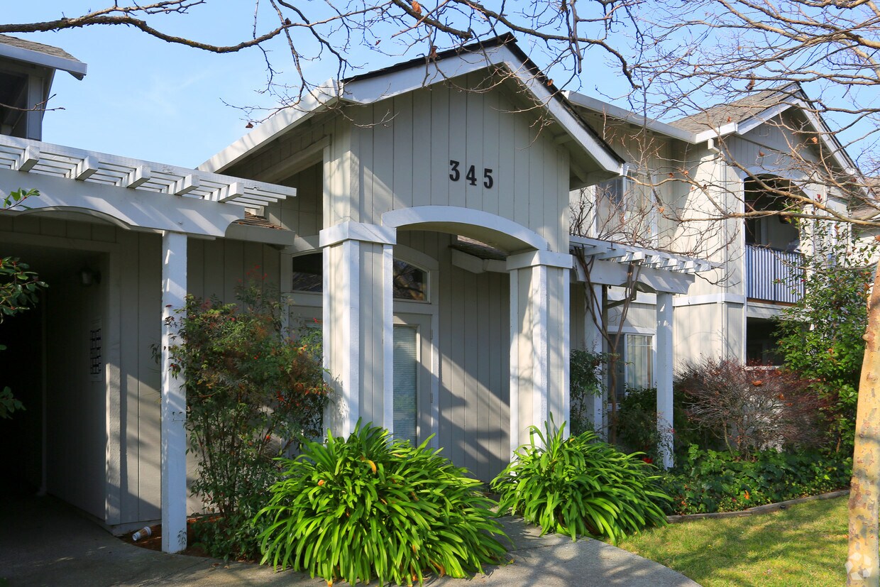 Entrada - Baypoint Apartments