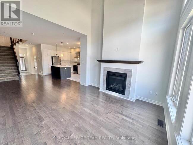 Building Photo - 695 Cairn Cres