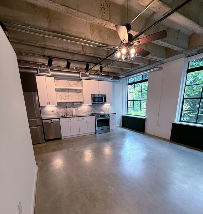 Building Photo - 1065 United Ave SE