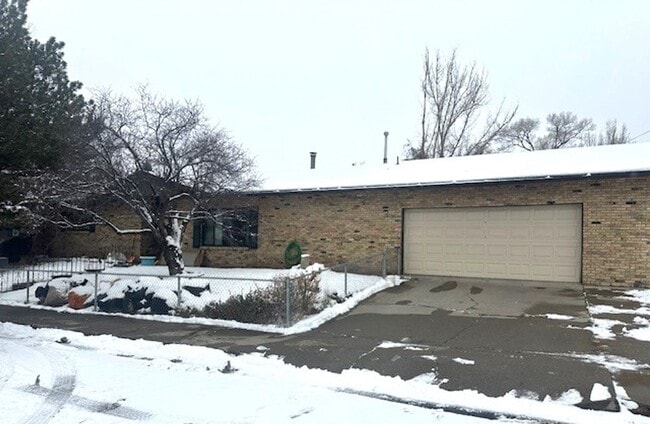 Building Photo - Well maintained tree street home with garage