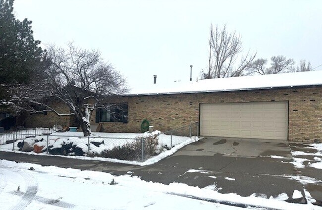 Foto del edificio - Well maintained tree street home with garage
