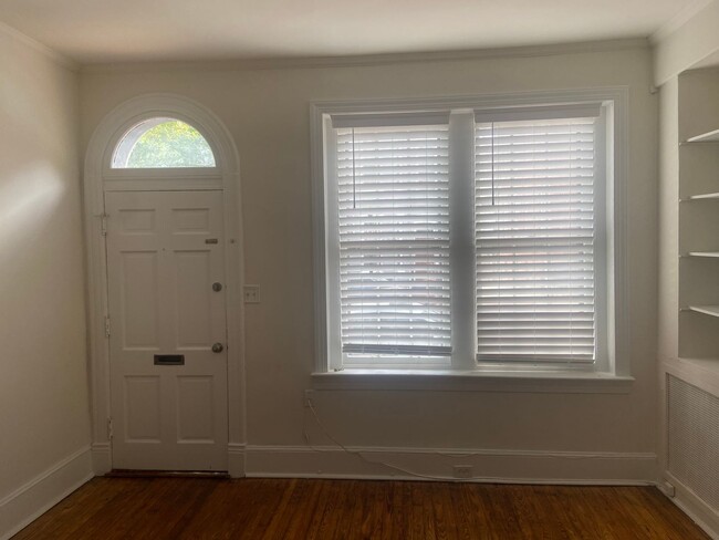 Foto del edificio - Renovated Georgetown Rowhouse Just Steps A...