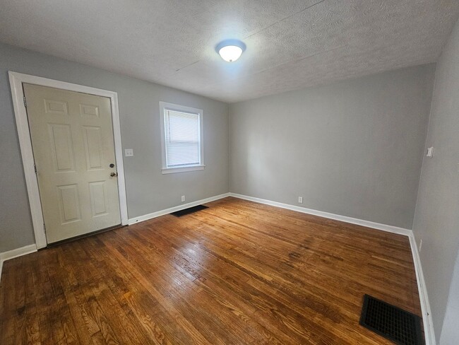 Building Photo - 2710 E 10th St