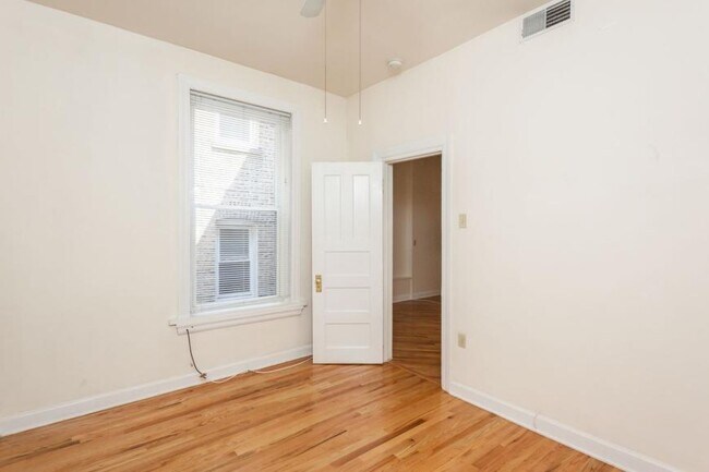 Foto del edificio - 2 bedroom in Chicago IL 60657