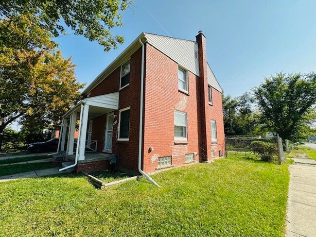 Building Photo - 2 Bedroom 1 Bath Section 8 Welcome 1/2 Duplex