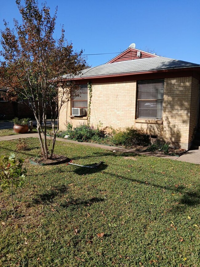 Building Photo - Avon 3019-3021