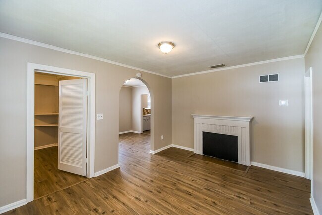 Building Photo - 8115 Hawthorne St