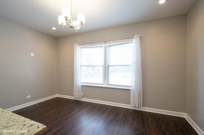 Building Photo - 2 bedroom in CHICAGO IL 60618