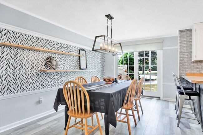 Foto del edificio - 395 Donohue Rd