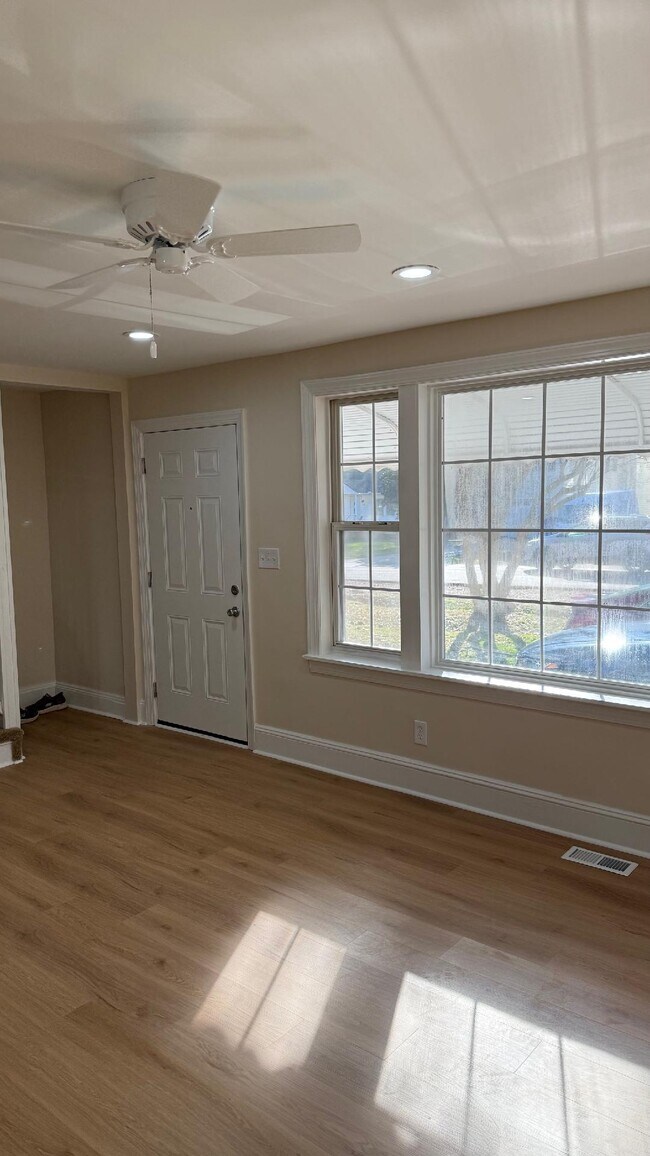 puerta principal - 122 N Fir Ave