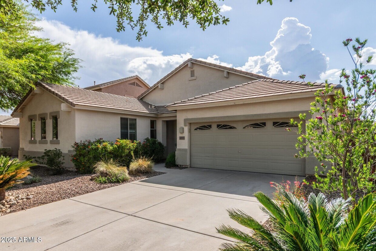 Foto principal - 4335 E Sleighbell Ln