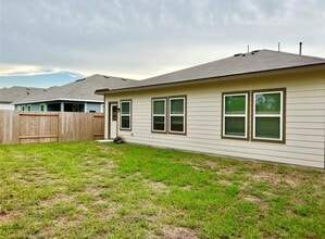 Building Photo - 812 Westpointe Dr