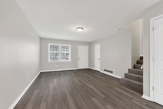 Building Photo - Gorgeous 3/2 townhome in Blue Springs!