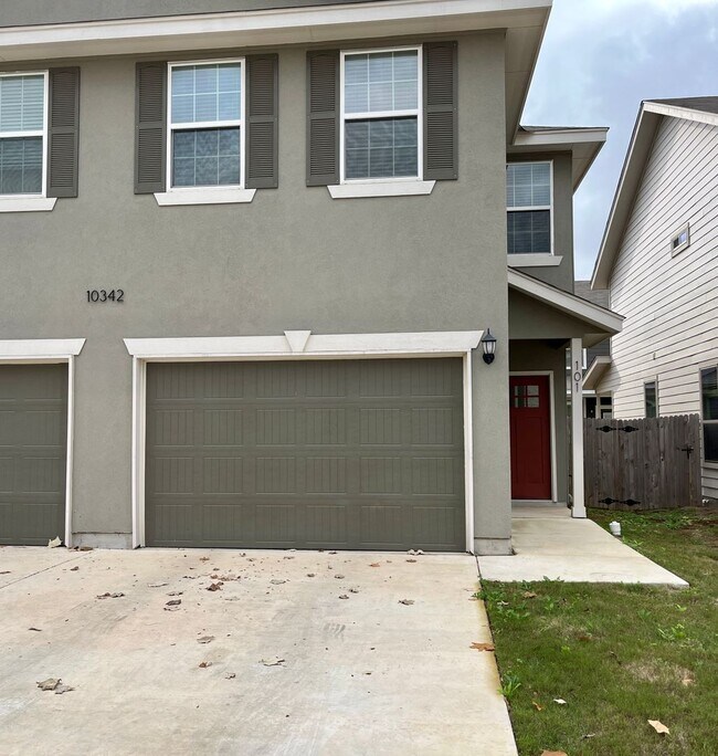Building Photo - SW San Antonio Townhome Available Today