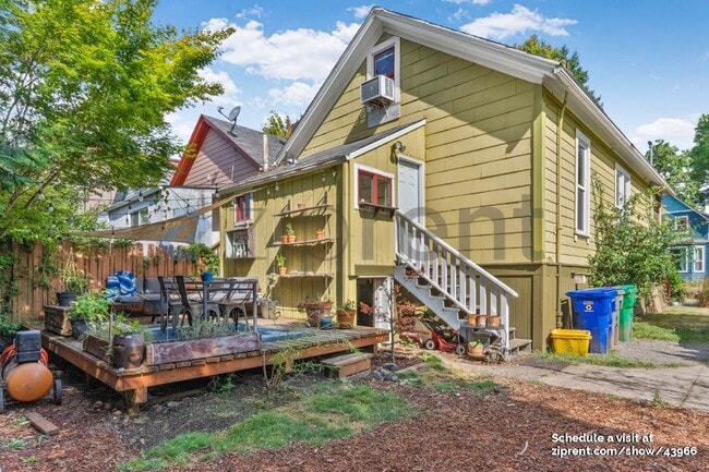 Building Photo - 524 NE Brazee St
