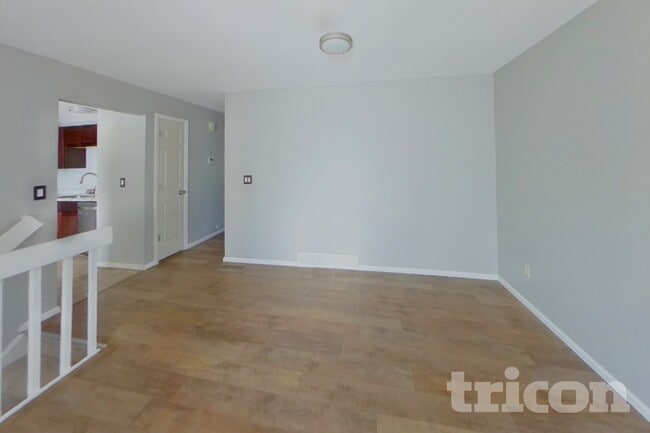 Building Photo - 910 Foothills Ct