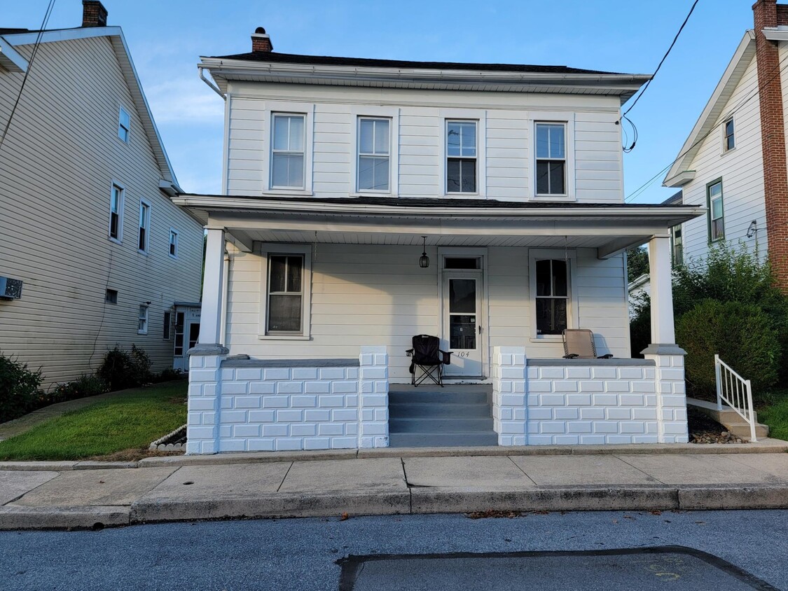Foto principal - 104 E Main St