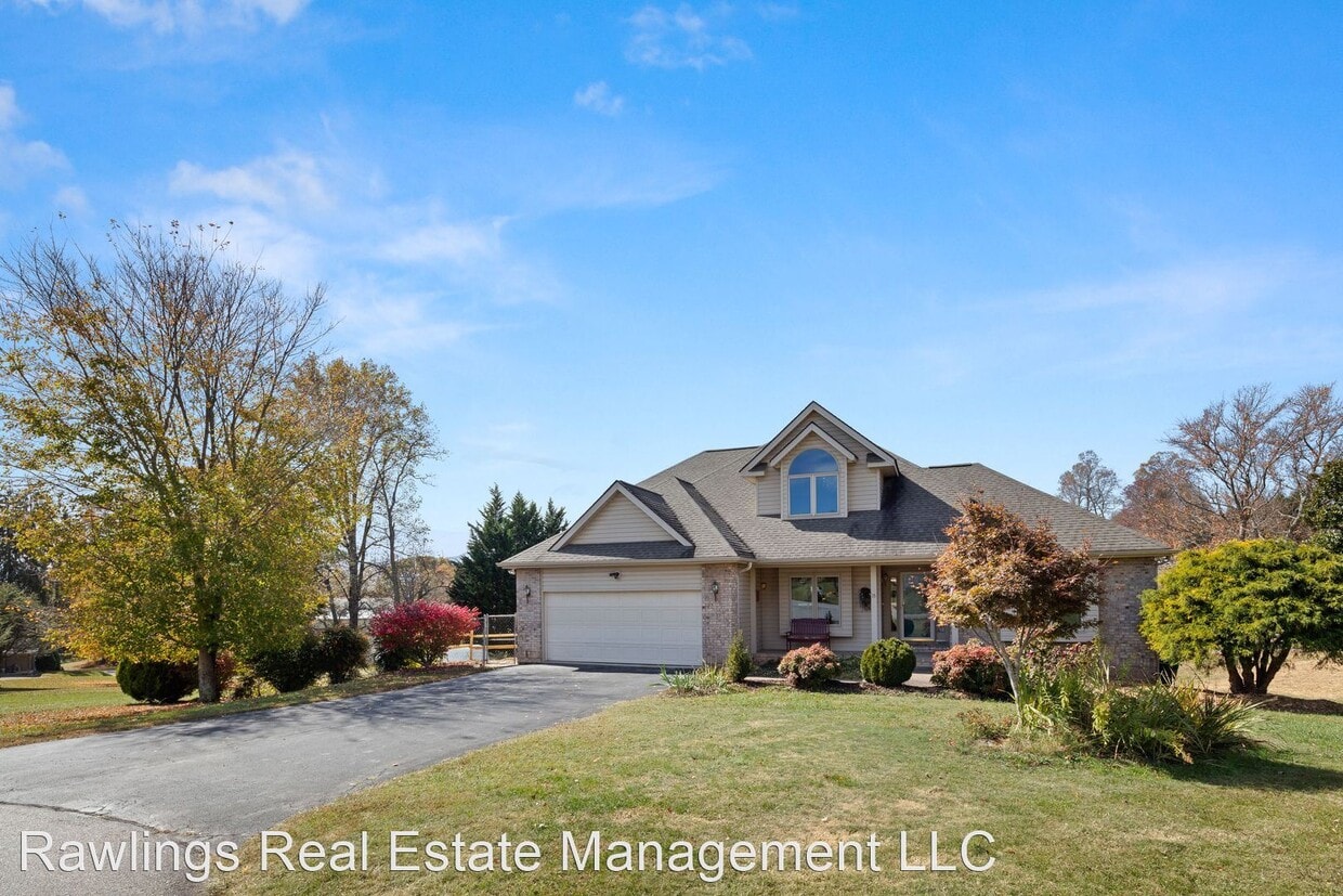 4 br, 2.5 bath House 15 Lyonsgate Drive House Rental in Candler, NC