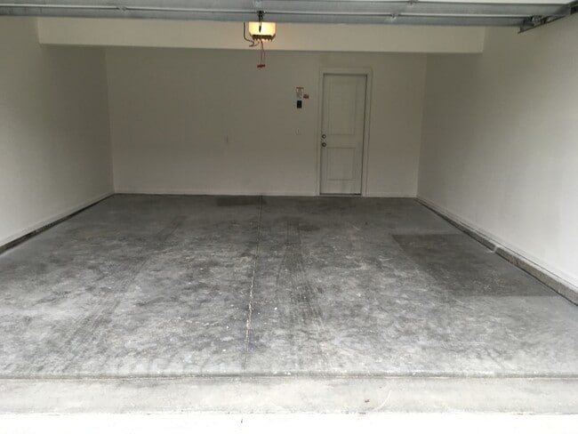 Building Photo - 3 Bed | 2.5 Bath | 2 Car Garage Townhome in Grain Valley