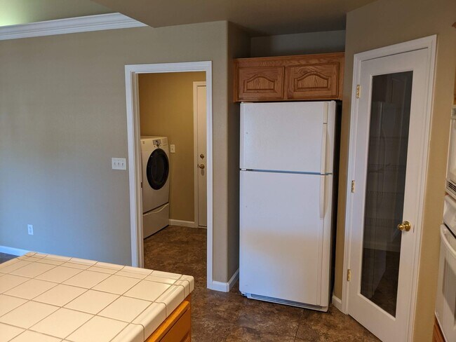 Foto del edificio - Wonderful home close to Clovis North and Copper River offering a large backyard, updated fixtures...
