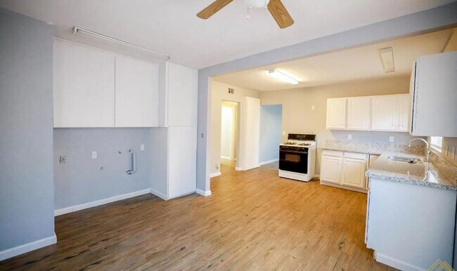 Building Photo - Remodeled Home in Taft!