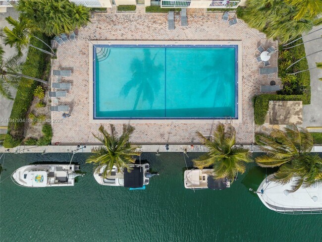 Foto del edificio - 2350 NE 135th St