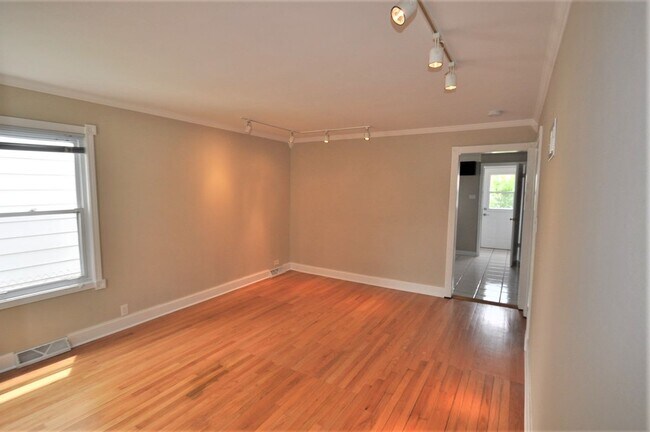 Foto del edificio - 3328 N Osage Ave