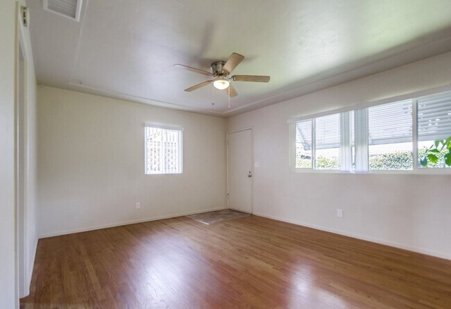 Building Photo - 2 bedroom, 1 bath home located in the Coll...
