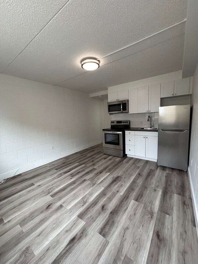 Photo du bâtiment - NEWLY RENOVATED - BACHELOR UNITS