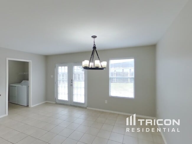 Building Photo - 1617 Village Park Trail