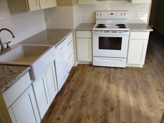 Foto del edificio - All Updated inside! Hardwood look floor, t...