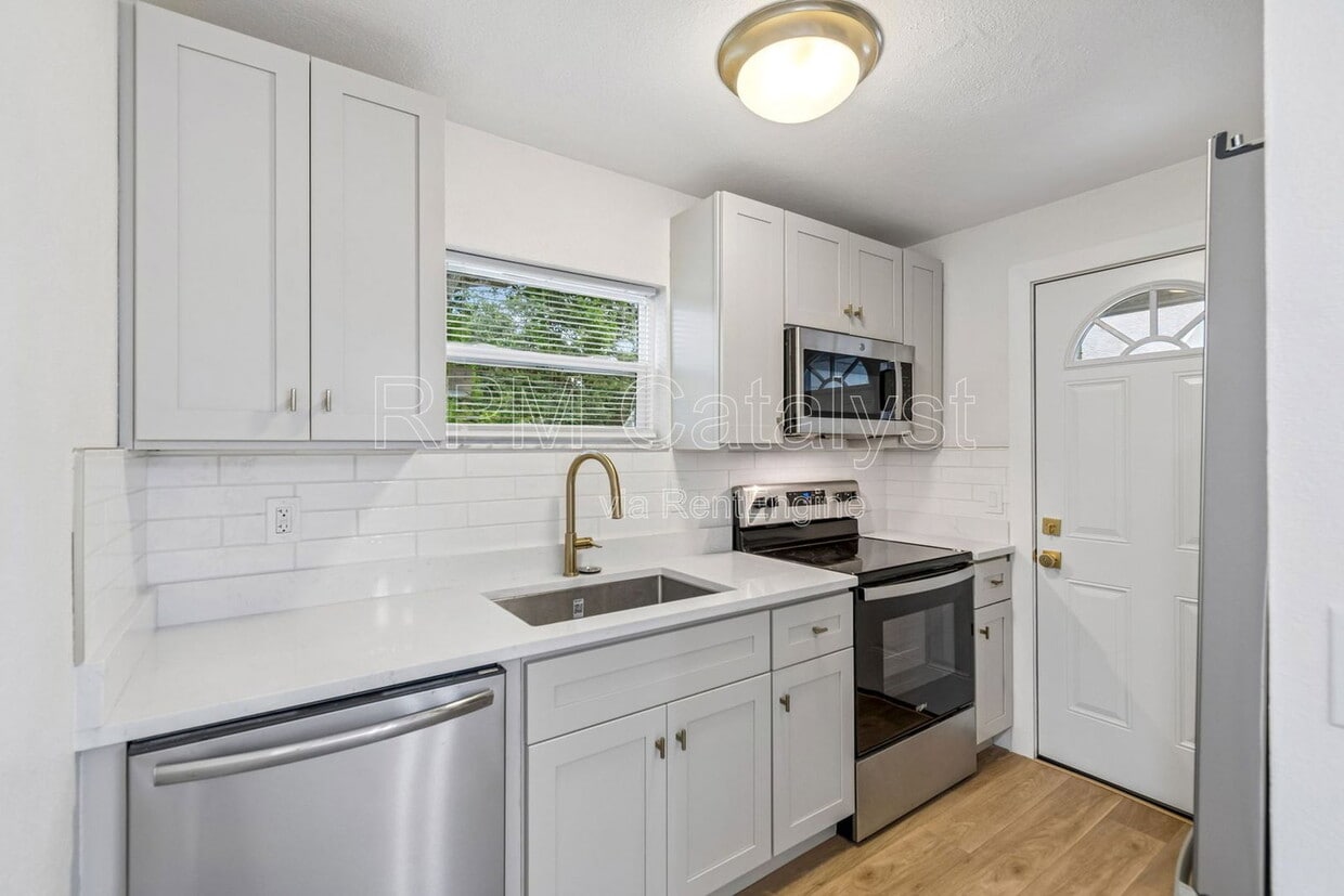6905 1/2 North Duncan Avenue - 6905 1/2 North Duncan Avenue