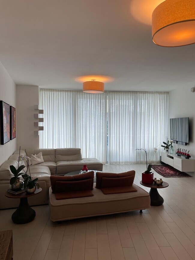 Building Photo - 200 Biscayne Boulevard Way
