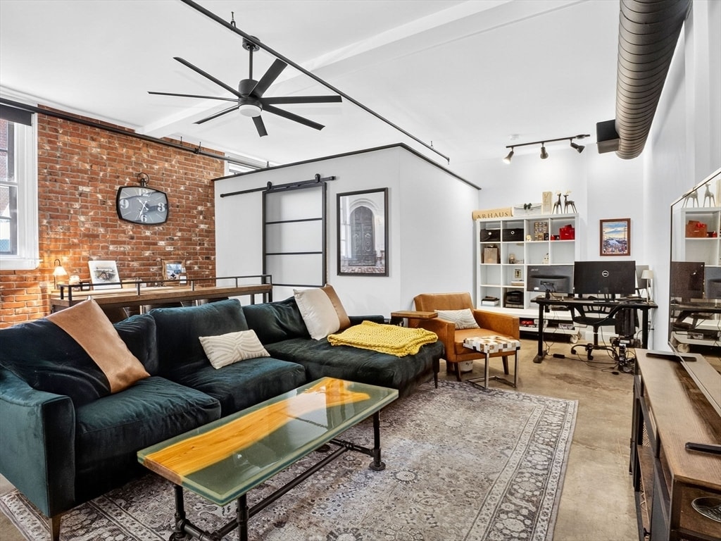 Primary Photo - 7 Crombie St