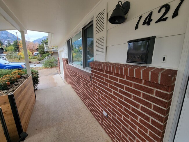 Foto del edificio - Newly renovated 5 bedroom, 2 bathroom home...