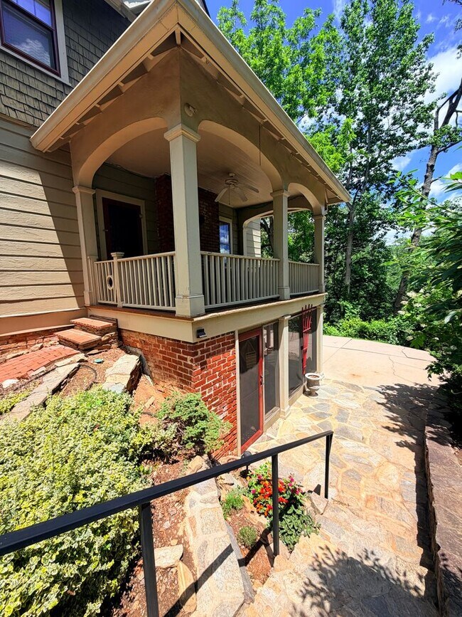 Foto del edificio - Great Montford location, Partially Furnished Studio Apartment, Utilities Included!