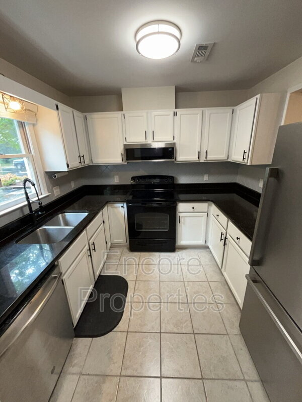 Building Photo - 1608 Township Cir