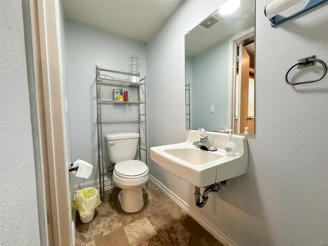 Primary Photo - 702 N Richmond Rd