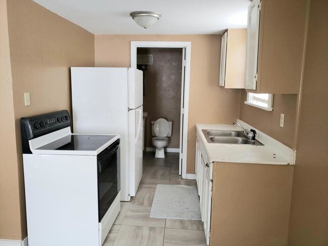 Building Photo - 567 Mapleshade A