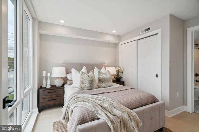 Foto del edificio - 6604 Ridge Ave